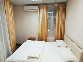 Мини-отель Акцент Санкт-Петербург Cемейный номер с собственной ванной комнатой-4