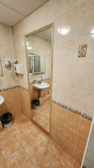 Мини-отель Акцент Санкт-Петербург Cемейный номер с собственной ванной комнатой-11