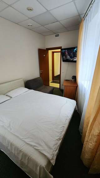 Мини-отель Акцент Санкт-Петербург Cемейный номер с собственной ванной комнатой-6